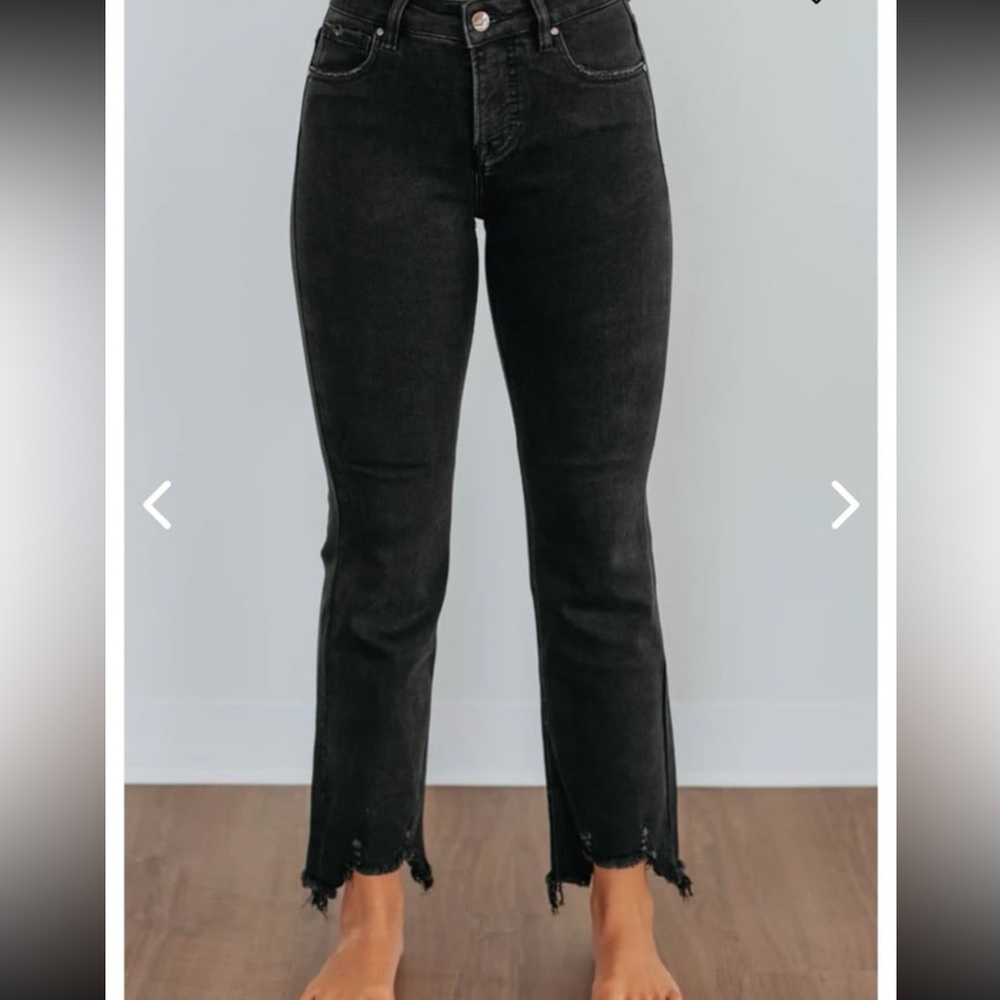 Stylish Black Frayed Hem Cropped Jeans